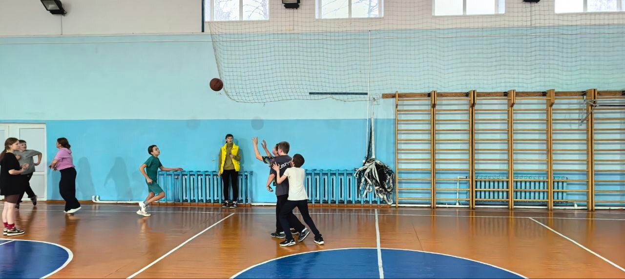 Соревнования по баскетболу.