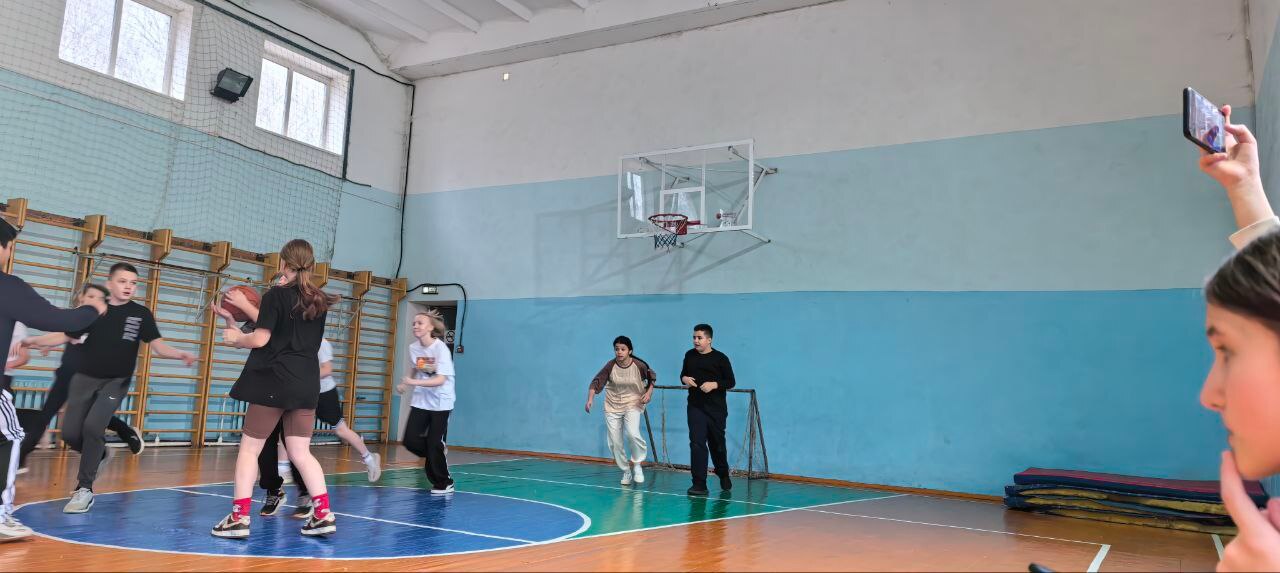 Соревнования по баскетболу.